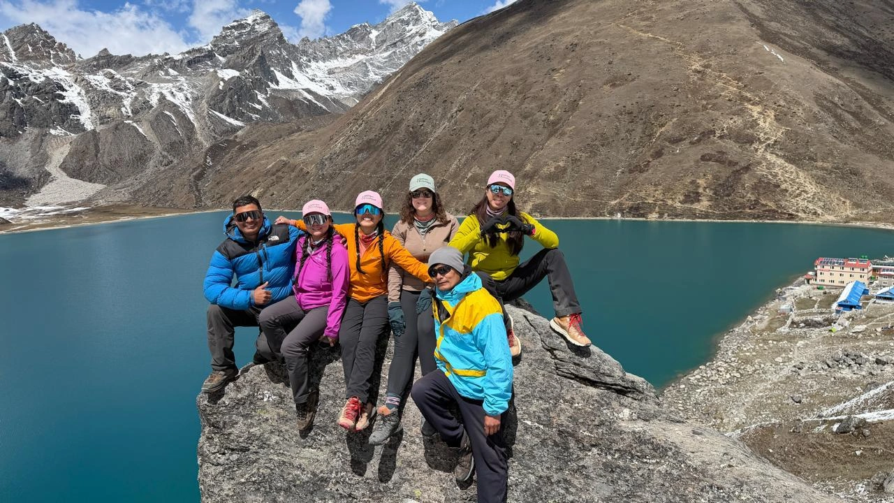 guide-shankar-with-porter-ganesh-at-gokyo-lake.webp