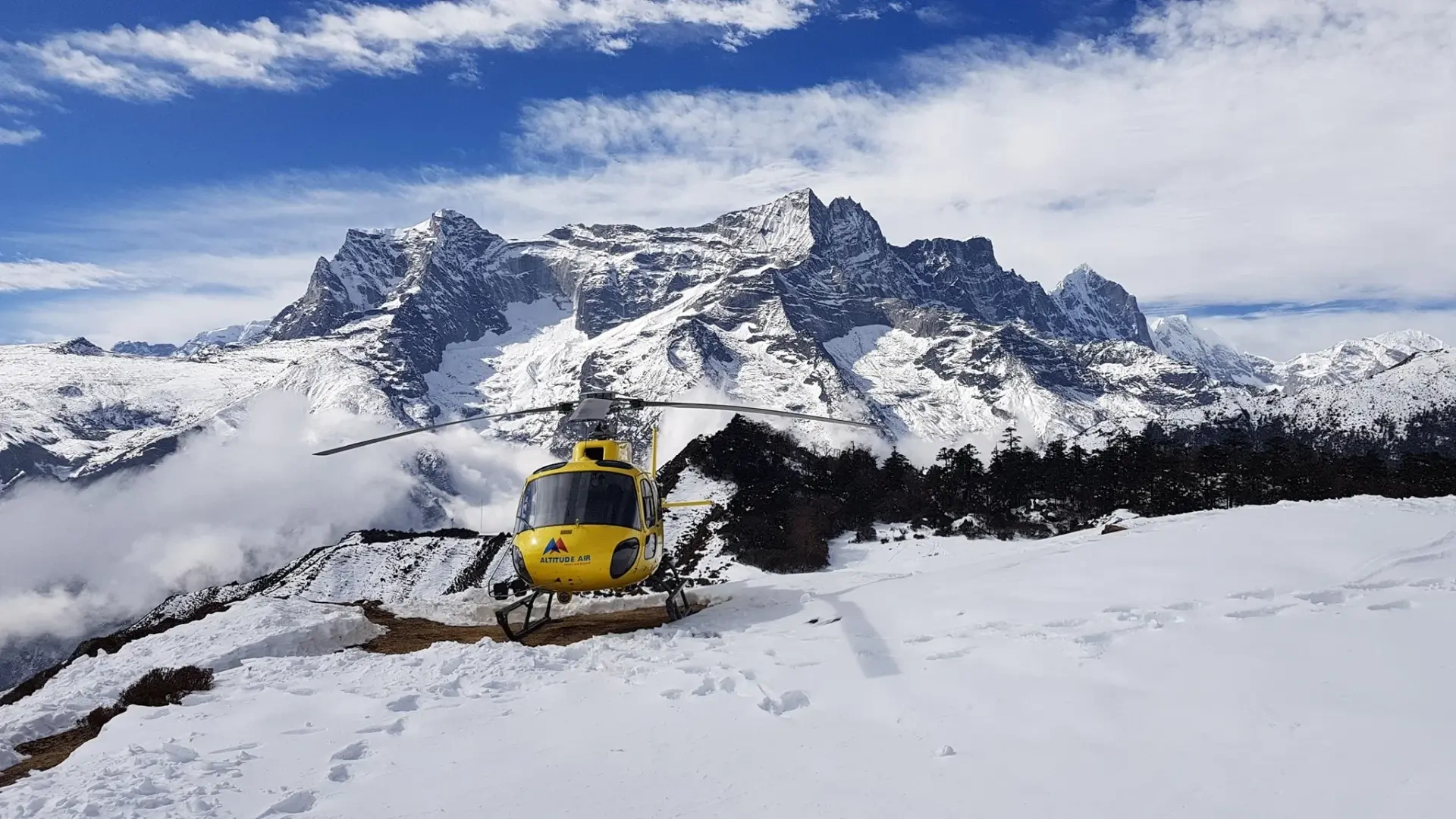 helicopter-landing-at-everest-view-hotel.webp