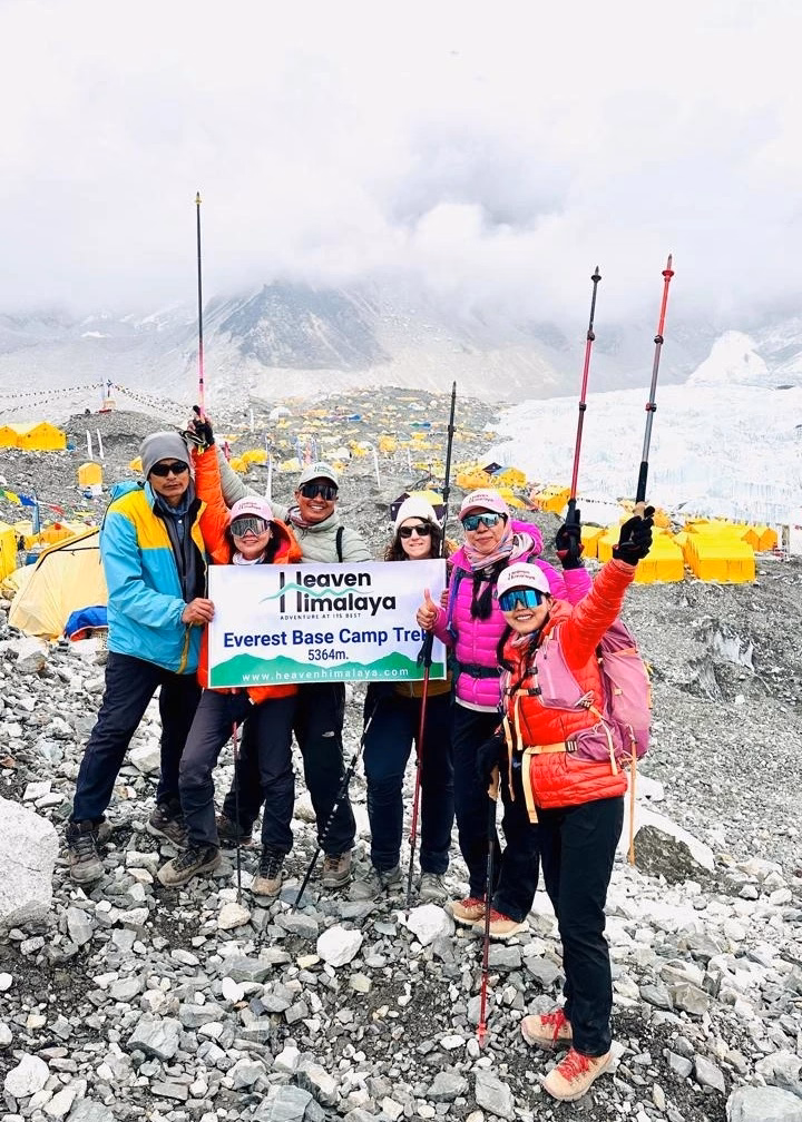 trekkers-enjoying-at-ebc.avif