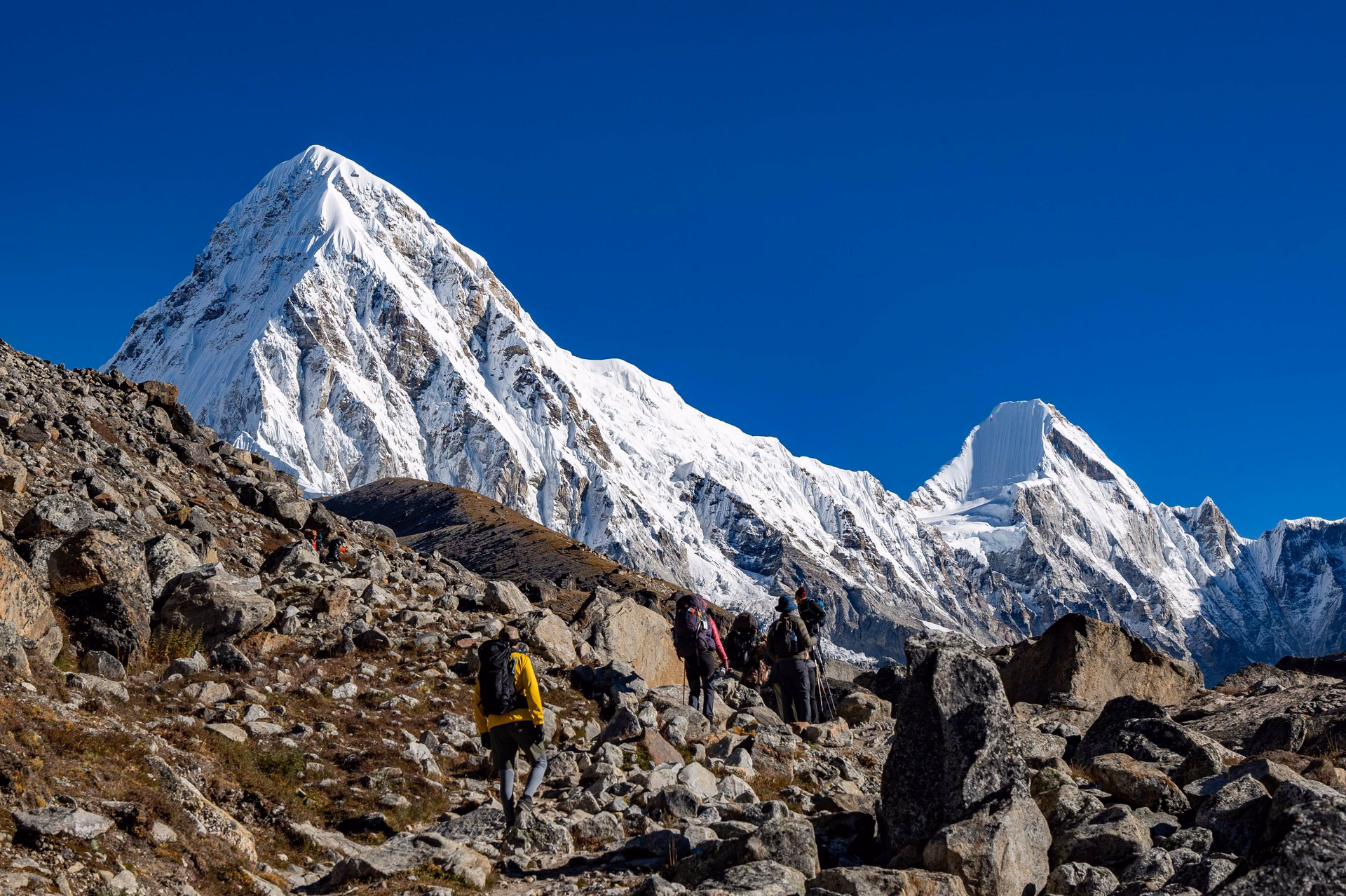 Trekkers in EBC Trail